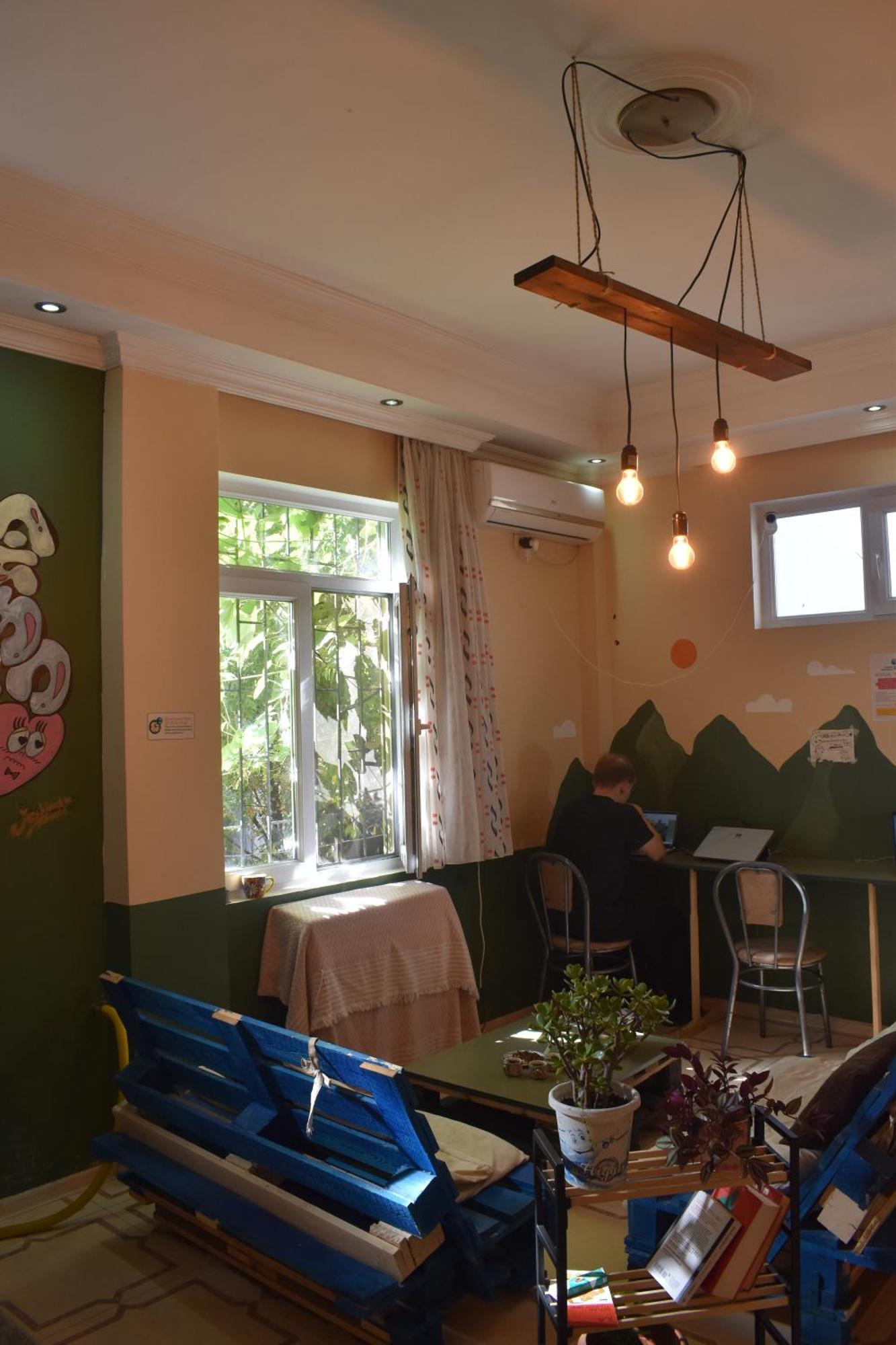 Harmony Backpackers Hostel Батуми Стая снимка