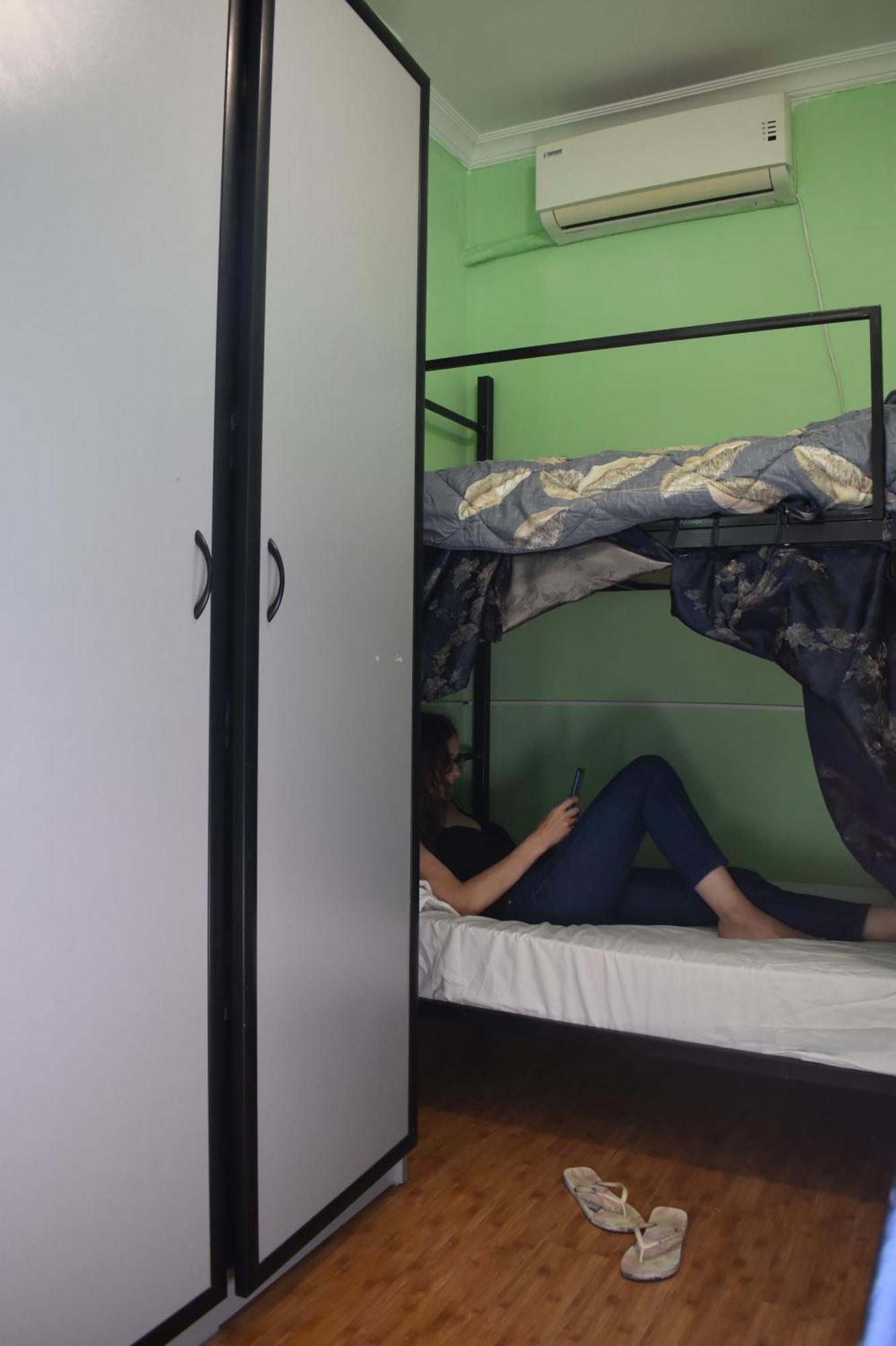 Harmony Backpackers Hostel Батуми Стая снимка